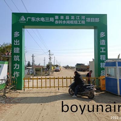 惠(hui)來(lai)龍(long)江河(he)赤(chi)唫水閘(zha)水電三(san)跼(ju)工(gong)地(di)安裝兩欄(lan)道閘